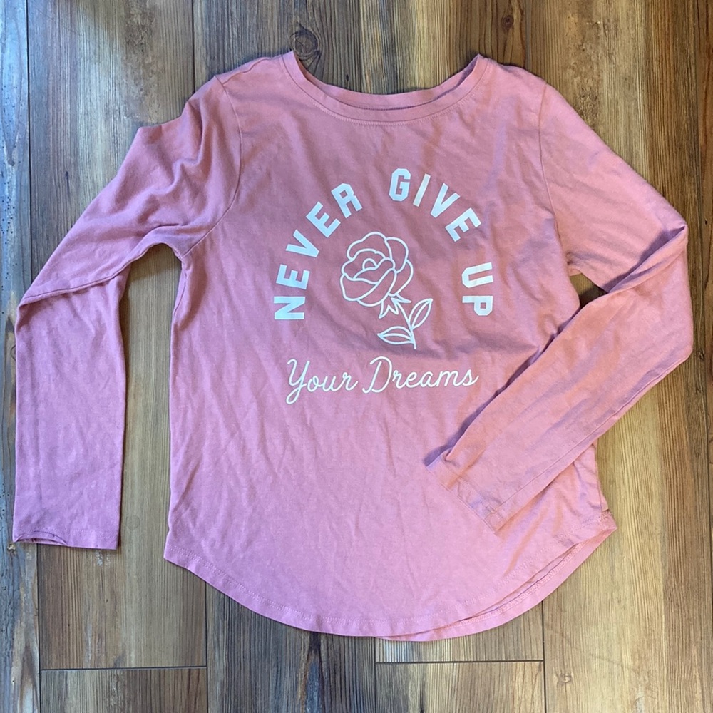 Girls large long sleeve shirt “never give up your dreams”